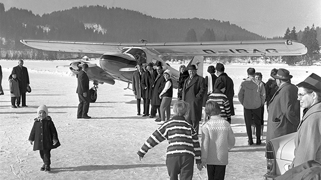 Ein Flugzeug startet auf dem zugefrorenen Titisee. Das Eis ist auch auf den großen Seen bald so dick, dass es mühelos schwere Lasten tragen kann.