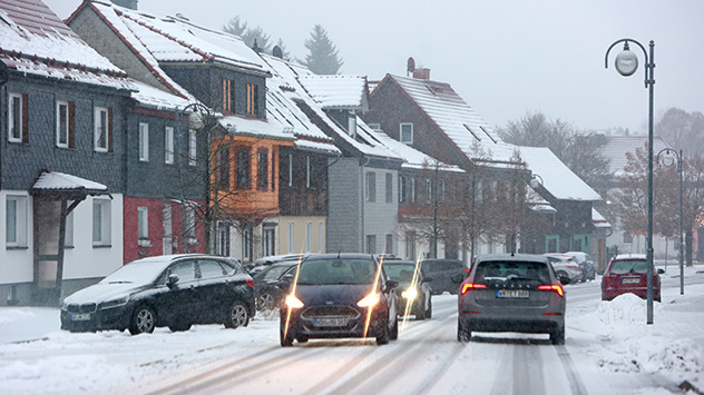 Auch im Osten Deutschlands wird es weiß, verbreitet sogar bis ins Flachland. Autos hinterlassen in Benneckenstein im Harz Fahrspuren im Schnee.