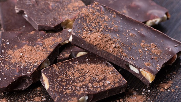 Zimą wiele osób ma szczególną ochotę na słodycze. Ciemna czekolada ma działanie poprawiające nastrój.