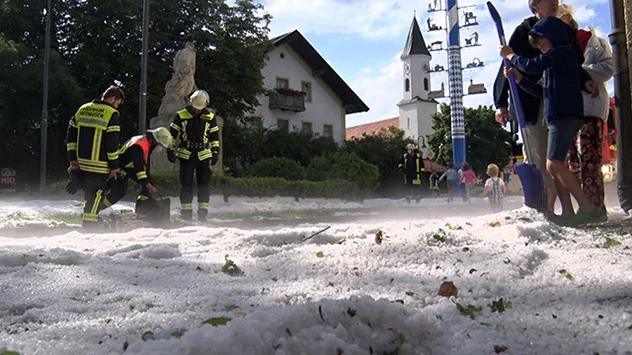 Die Straßen verwandeln sich in eine winterliche Landschaft. Ein heftiges Hagelunwetter hinterlässt unzählige Hagelkörner.