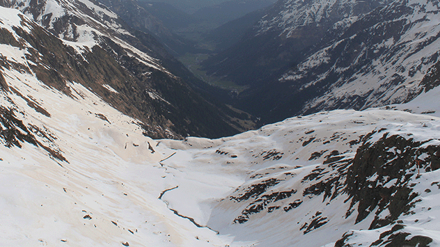 In Teilen der Alpen färbt der Staub die Schneeoberfläche sogar orange.