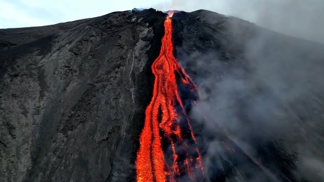 spectacular-footage-stromboli-volcano-still-erupting-weather-news