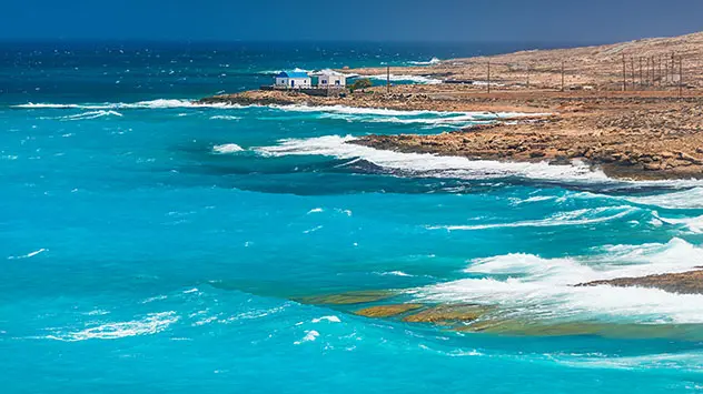 Ein starker Wind weht an der Küste vor der Insel Paros.