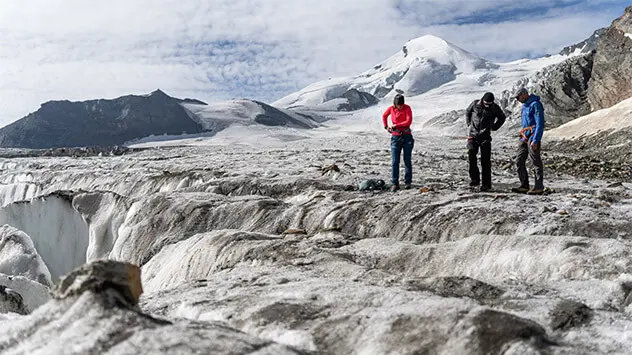 Wanderer auf dem Feegletscher in der Gletscherwelt Längfluh