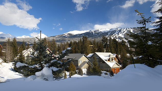 Traditionelle Hütten in den Bergen im Schnee