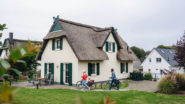Workation auf der Ostseeinsel Poel - Bild: TMV/Gross Ein typisches Ferienhaus auf der Insel Poel mit Reetdach.