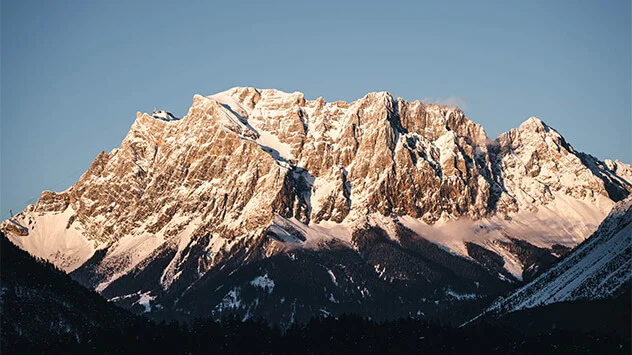 Die Tiroler Seite der Zugspitze im Sonnenlicht