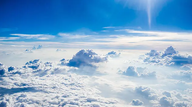 Die Atmosphäre brodelt. Blick von weit oben über den Wolken