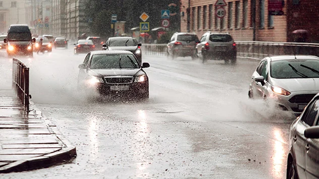 Überflutete Straße mit Auto