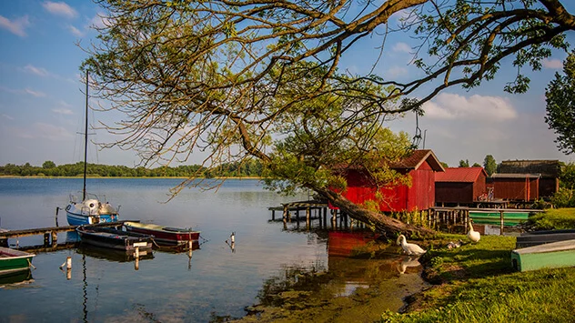 Bootsanleger und Bootshäuser am Ufer des Schaalsees