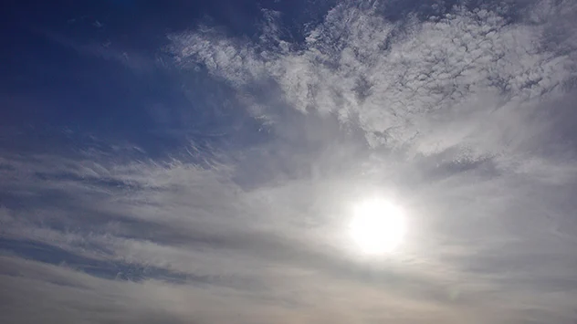 Cirrostratuswolken neben büschelförmigen Cirrocumulswolken und grau erscheinenden Altostratusfelder