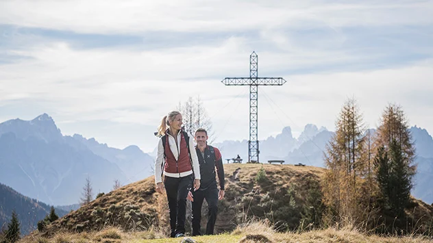 Wandern in der Region Gsiesertal-Welsberg-Taisten - Bild: TG Gsiesertal / Harald Wisthaler Ein Wanderndes Paar auf dem Gipfel eines Berges