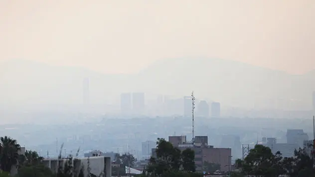 Eine Dunstglocke hängt über Mexiko-City.