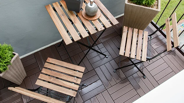 Garten und Balkon frühlingsfit machen: Frühjahrsputz Geputzter Holzboden auf dem Balkon