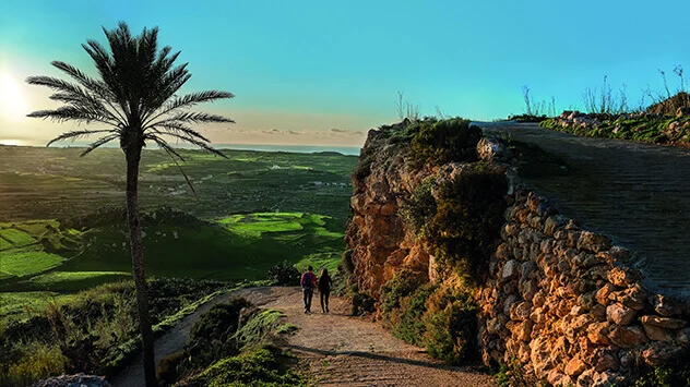 Blick über den Rundwanderweg Ta' Gurdan auf Gozo