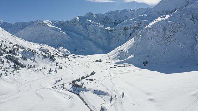 Blick über verschneites Tal 