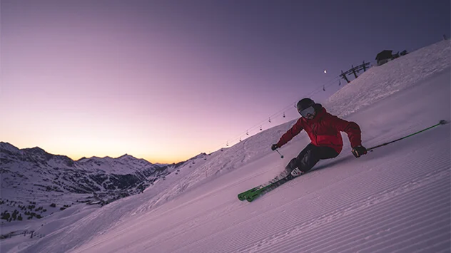 Skifahrer in der Morgendämmerung in Obertauern