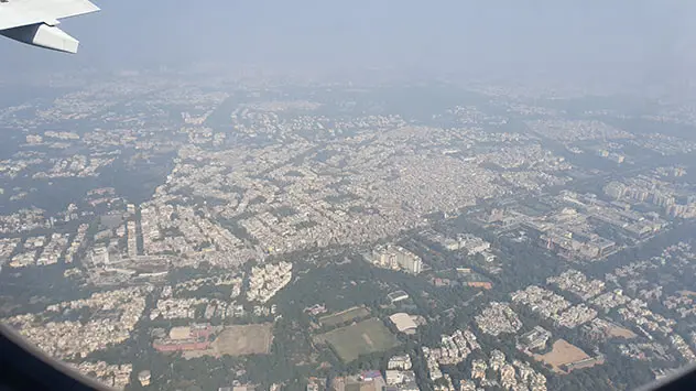 Blick aus dem Flugzeug über Delhi. 