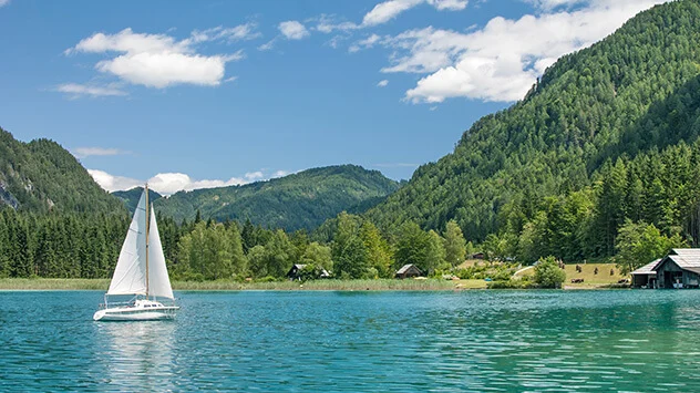 Weißes Segelboot im Sommer auf dem Weißensee in Kärnten