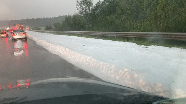 Bild: dpa dicke Hagelschicht auf Autobahn