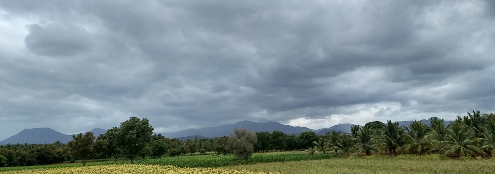 tiefe dunkle Wolken