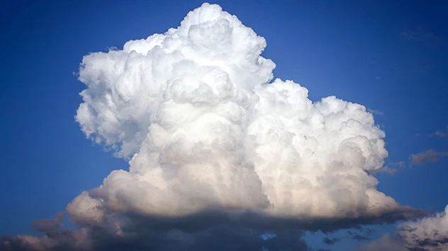 Cumulus-Wolke mit glatter Basis, darüber bauschige und schneeweiße „Blumenkohlform"
