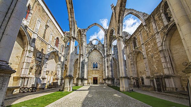 Blick in dachlose Ruine einer alten Kathedrale