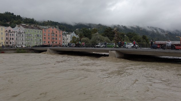 Das Wasser steht knapp an der Unterkante der Universitätsbrücke in Innsbruck. 