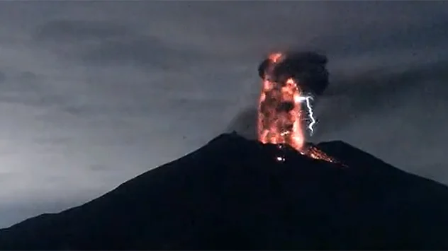 Vulkanausbruch mit Blitzen