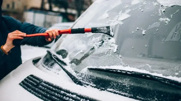 Existen varios trucos para eliminar el hielo del coche. 