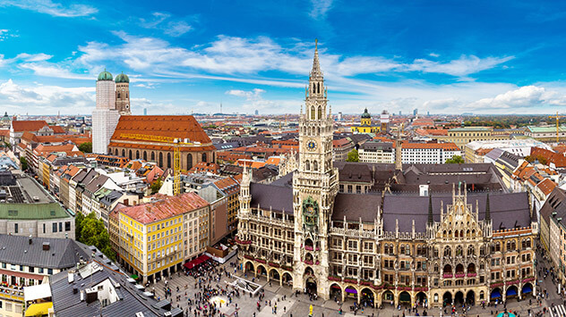 Blick auf den Marienplatz und das Rathaus Münchens