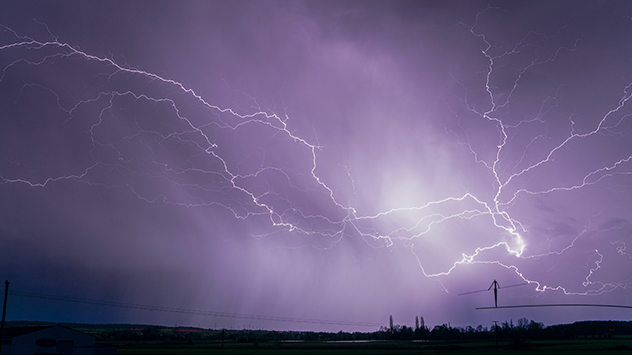 Zahlreiche Blitze zucken bei kräftigen Gewittern mit sommerlichem Charakter über den Himmel.