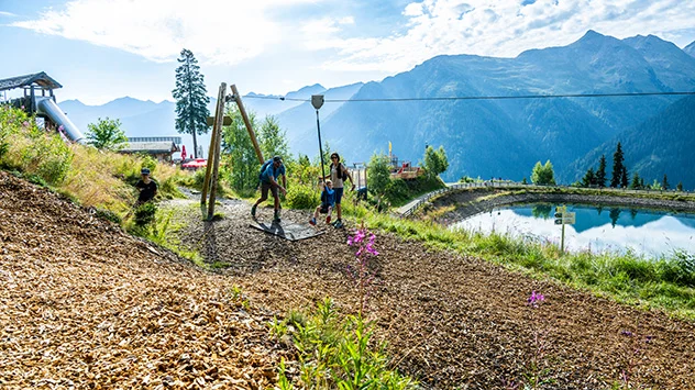 Eine Familie im Sunny Mountain Erlebnispark