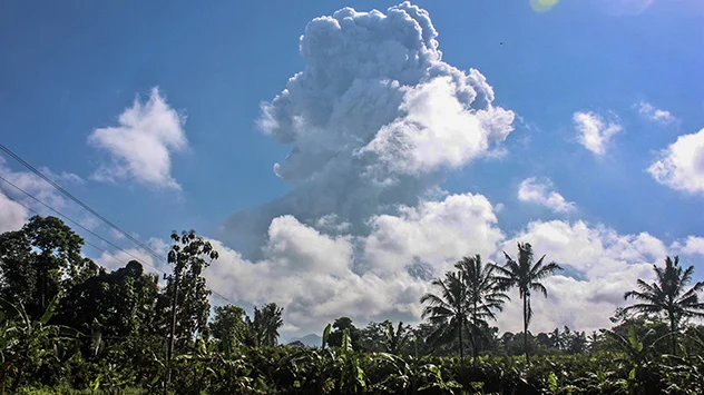 Eine gewaltige Aschewolke speit der indonesischen Vulkan Merapi aus.