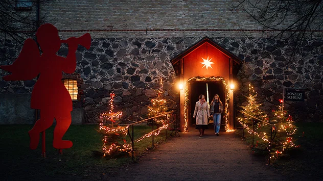 Der am Abend weihnachtlich geschmückte und festlich beleuchtete Eingang von Schluss Ulrichshusen