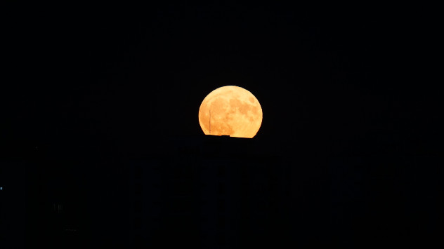 Superluna, fotografiată în București