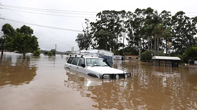Im nordöstlichen Bundesstaat New South Wales steht das Wasser in der Stadt Chinderah hüfthoch. 