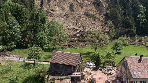 Häuser vor einem Erdrutsch