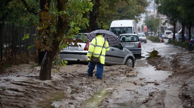 Auf den Straßen türmt sich Schlamm.