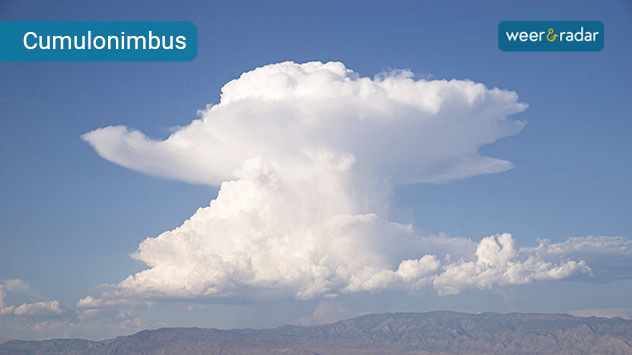 De cumulonimbus is de koning onder de wolkensoorten. Een duidelijk teken van naderend onweer is zo'n aambeeld in de lucht.