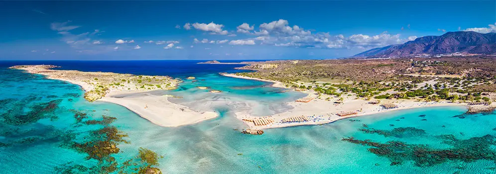 Weißer Strand und blaues Meer auf Kreta