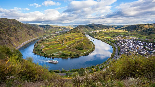 Blick über die Moselschleife bei Bremm vom Moselsteig