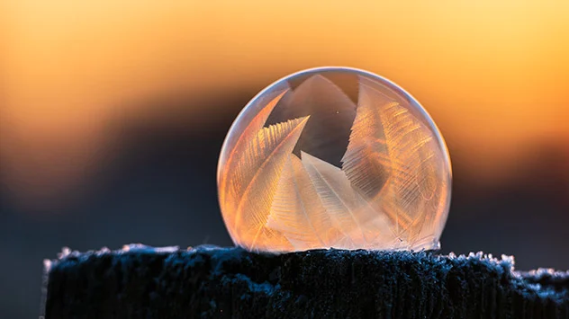 Eine gefrorene Seifenblase in der Morgendämmerung fotografiert.