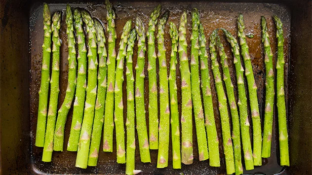 Darum ist Spargel so gesund Grüner gebratener Spargel auf einem Blech