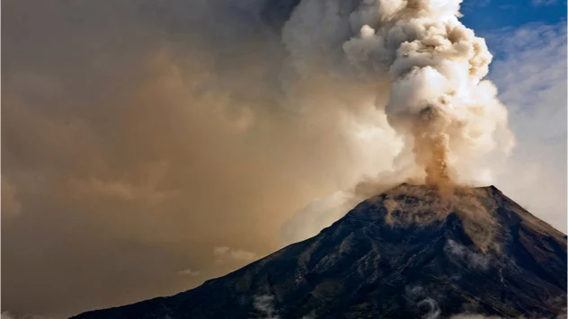 Vulkane stoßen große Mengen an Schwefeldioxid aus.
