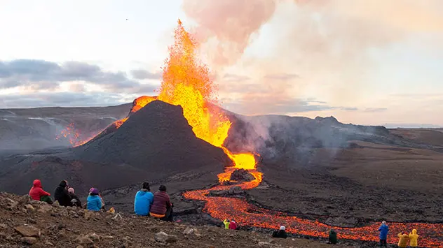 Das Magma unterhalb der Erdspalte tritt auf der Insel Island als Lava zu Tage.