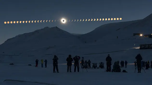 Zeitraffer-Kompositbild einer Sonnenfinsternis in der Antarktis