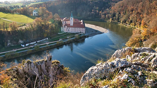 Blick auf den Donaudurchbruch und das Kloster Weltenburg am Ufer der Donau