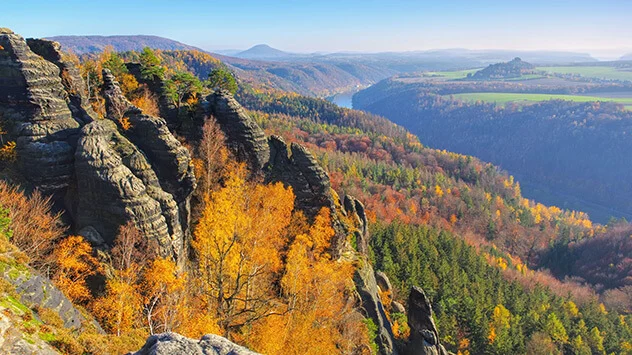 Blick über das herbstliche Elbsandsteingebirge in der Sächsischen Schweiz