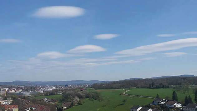 Sogenannte Altocumulus lenticularis oder besser bekannt als Föhnwolken entstehen auch an Mittelgebirgen.